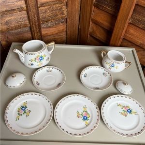 Children’s porcelain 9 pieces china tea set. Flowers w/ gold accents. Adorable🥰